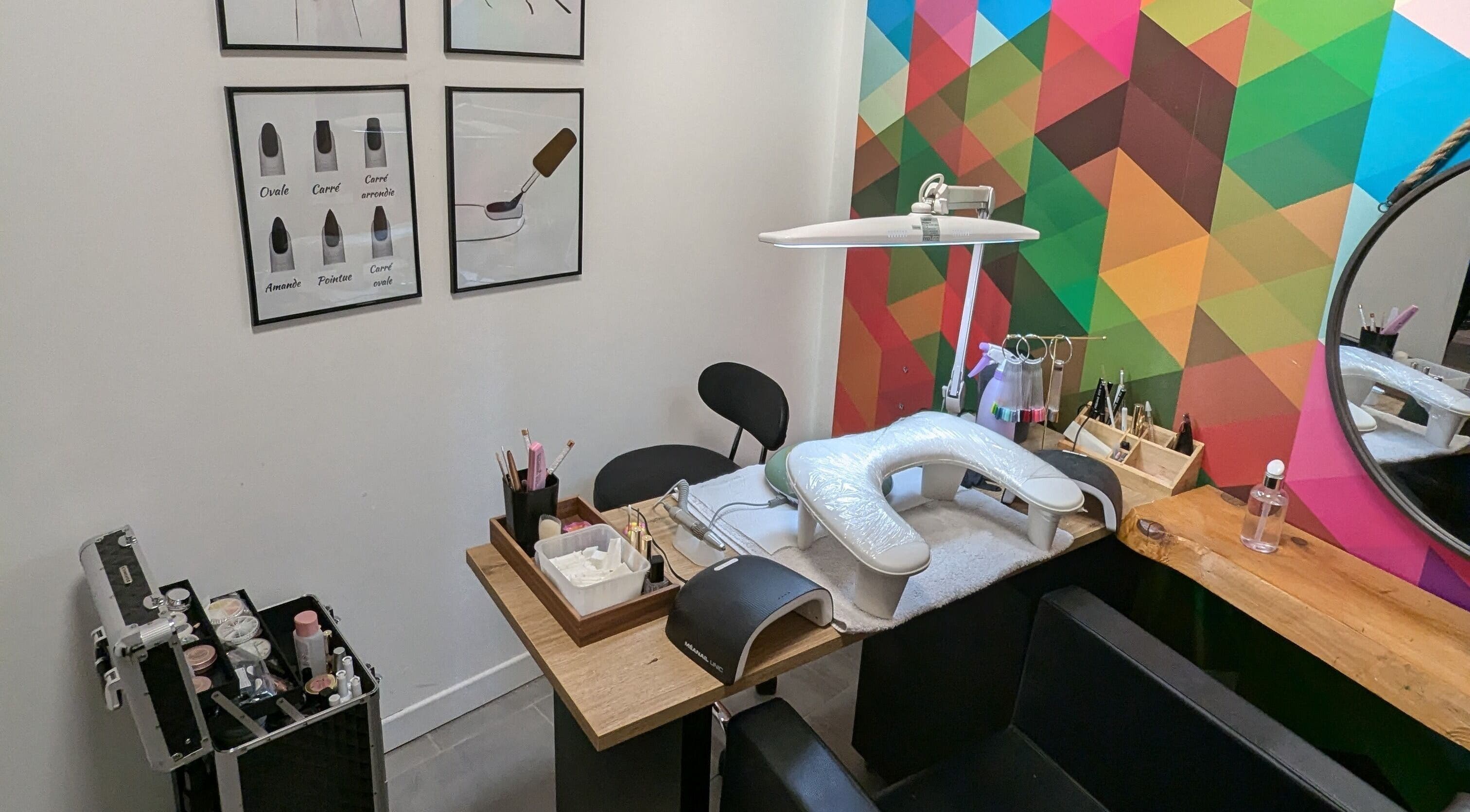 Espace de manucure à Le Griffoir - Au Salon Epsilon CC, Poitiers, Nouvelle-aquitaine, FR, avec des outils et affiches.