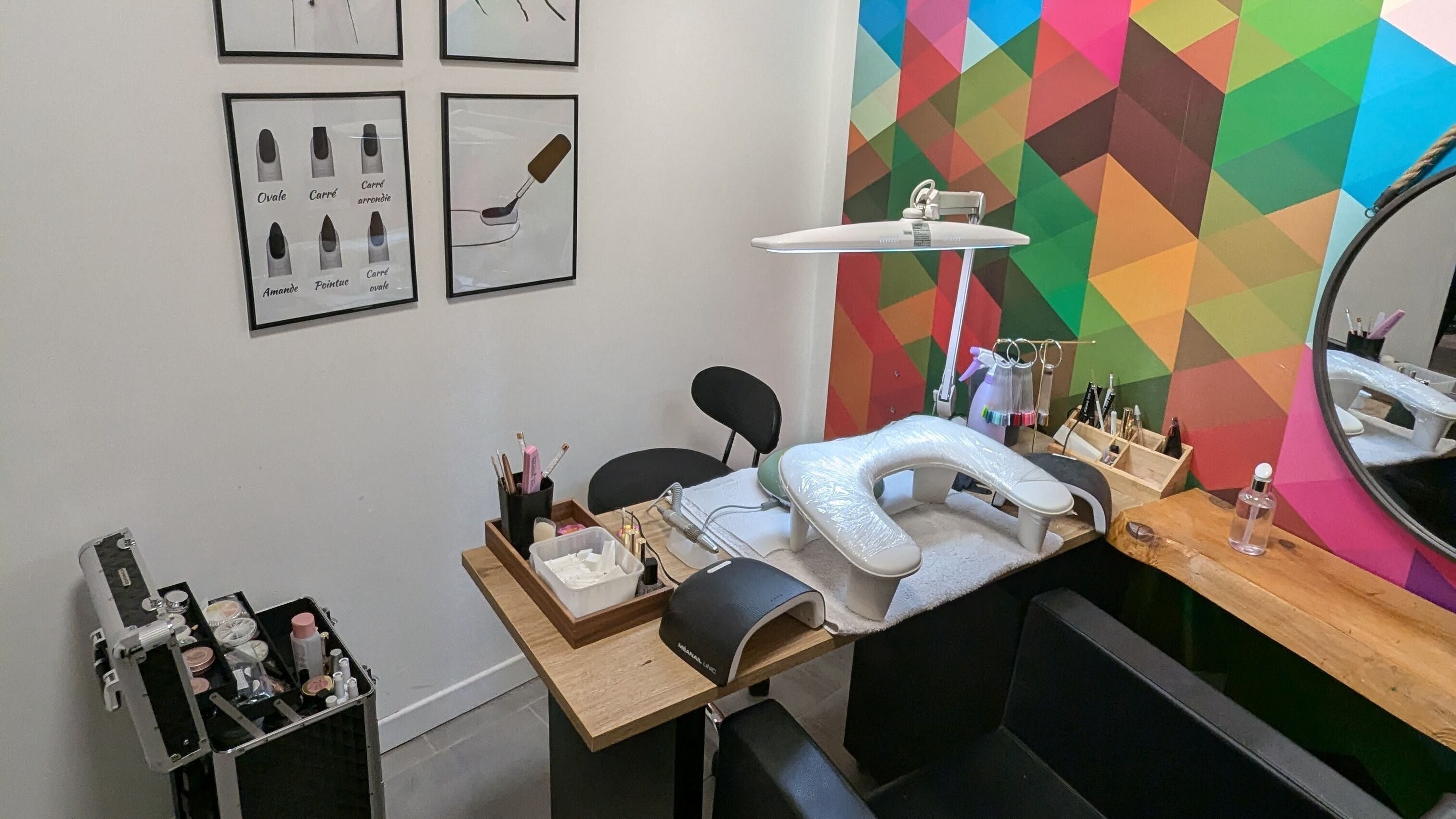 Espace de manucure à Le Griffoir - Au Salon Epsilon CC, Poitiers, Nouvelle-aquitaine, FR, avec des outils et affiches.