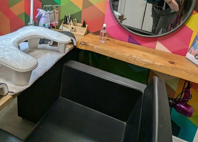 Station moderne de manucure à Le Griffoir - Au Salon Epsilon CC, Poitiers, Nouvelle-Aquitaine, FR.