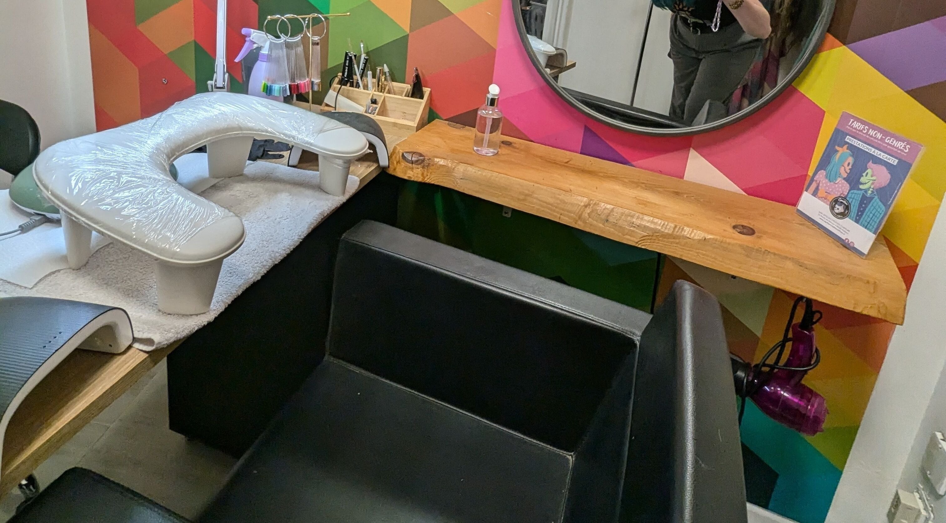 Station moderne de manucure à Le Griffoir - Au Salon Epsilon CC, Poitiers, Nouvelle-Aquitaine, FR.