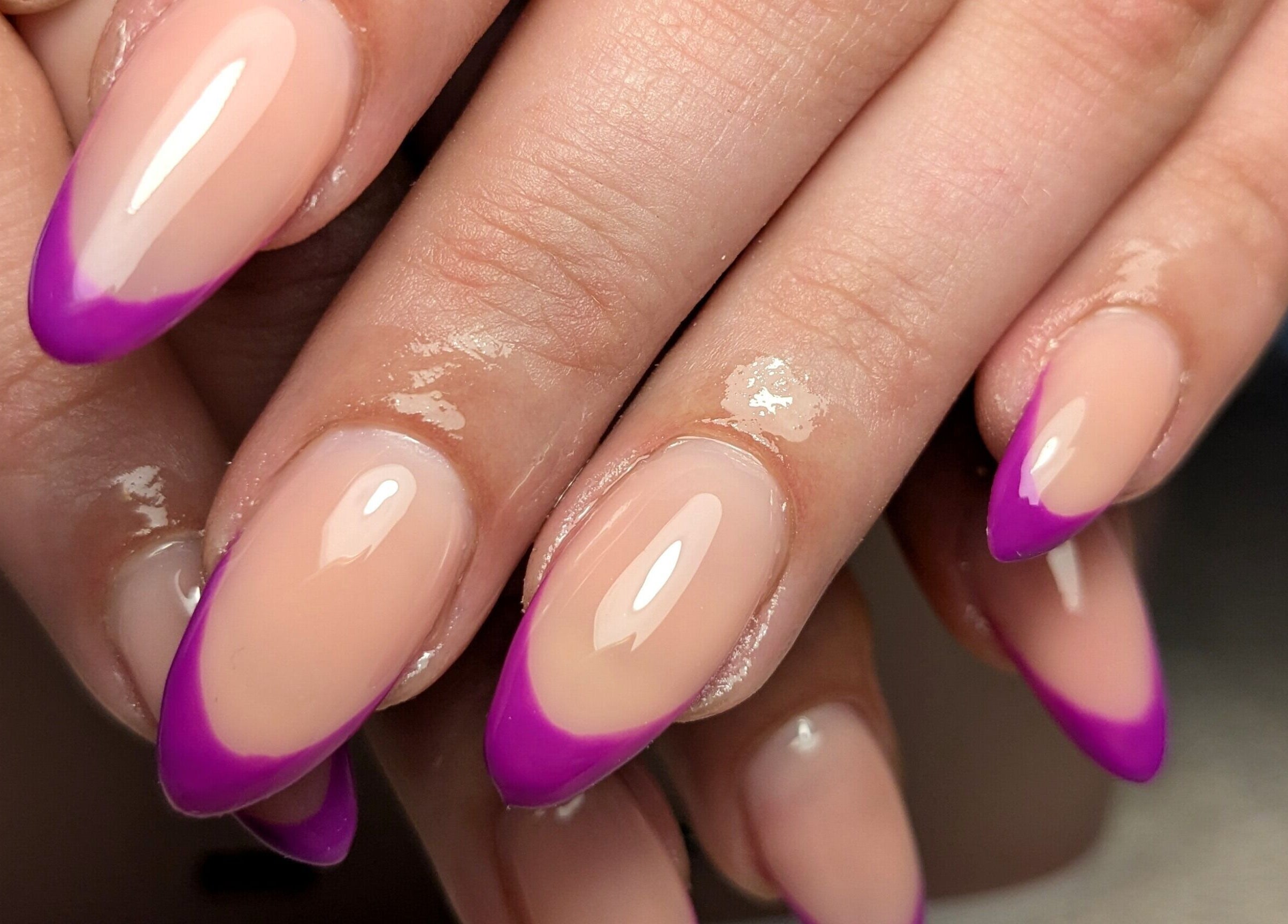 Manucure au salon Le Griffoir - Au Salon Epsilon CC, Poitiers, Nouvelle-Aquitaine, FR avec pointes violettes.