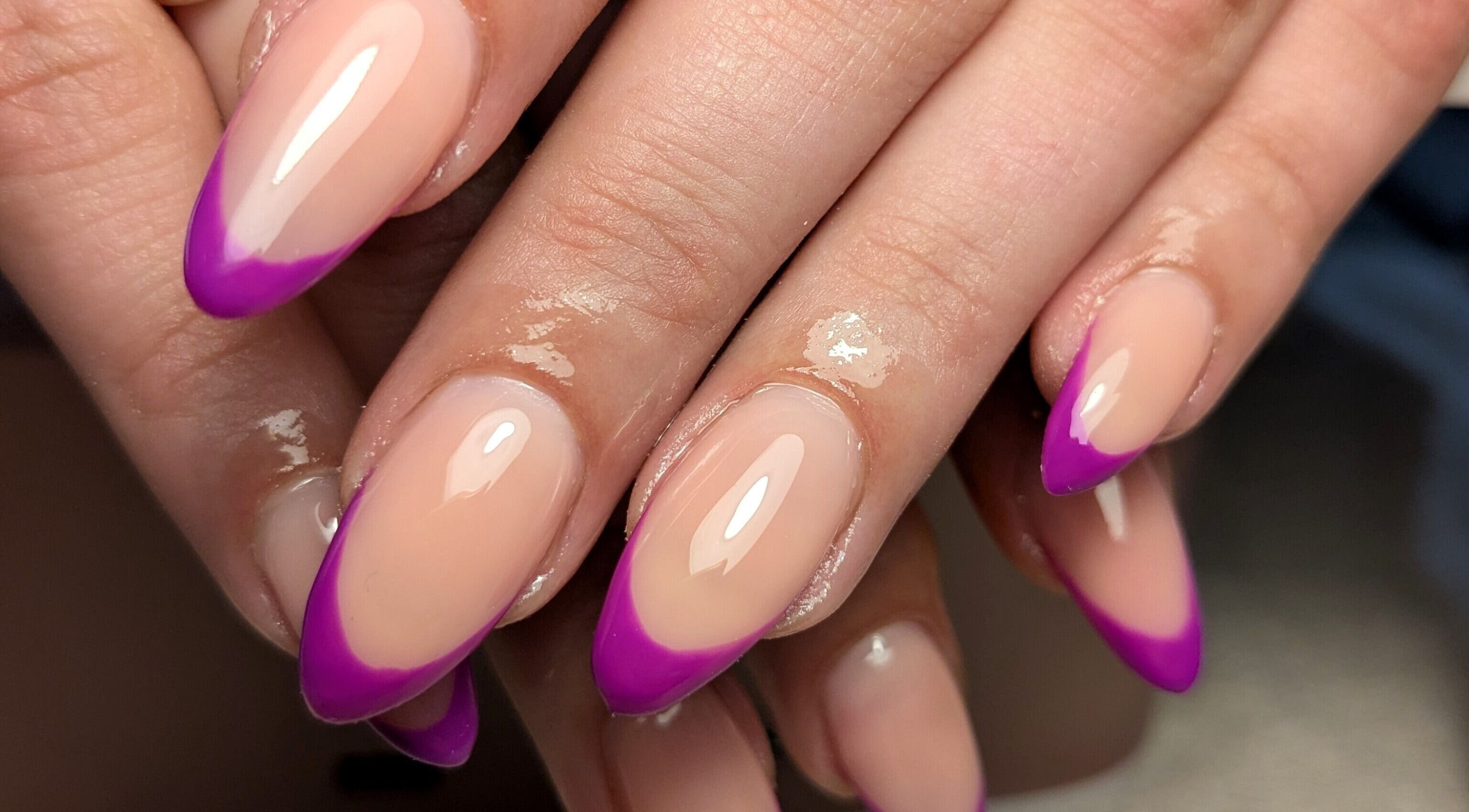 Manucure au salon Le Griffoir - Au Salon Epsilon CC, Poitiers, Nouvelle-Aquitaine, FR avec pointes violettes.