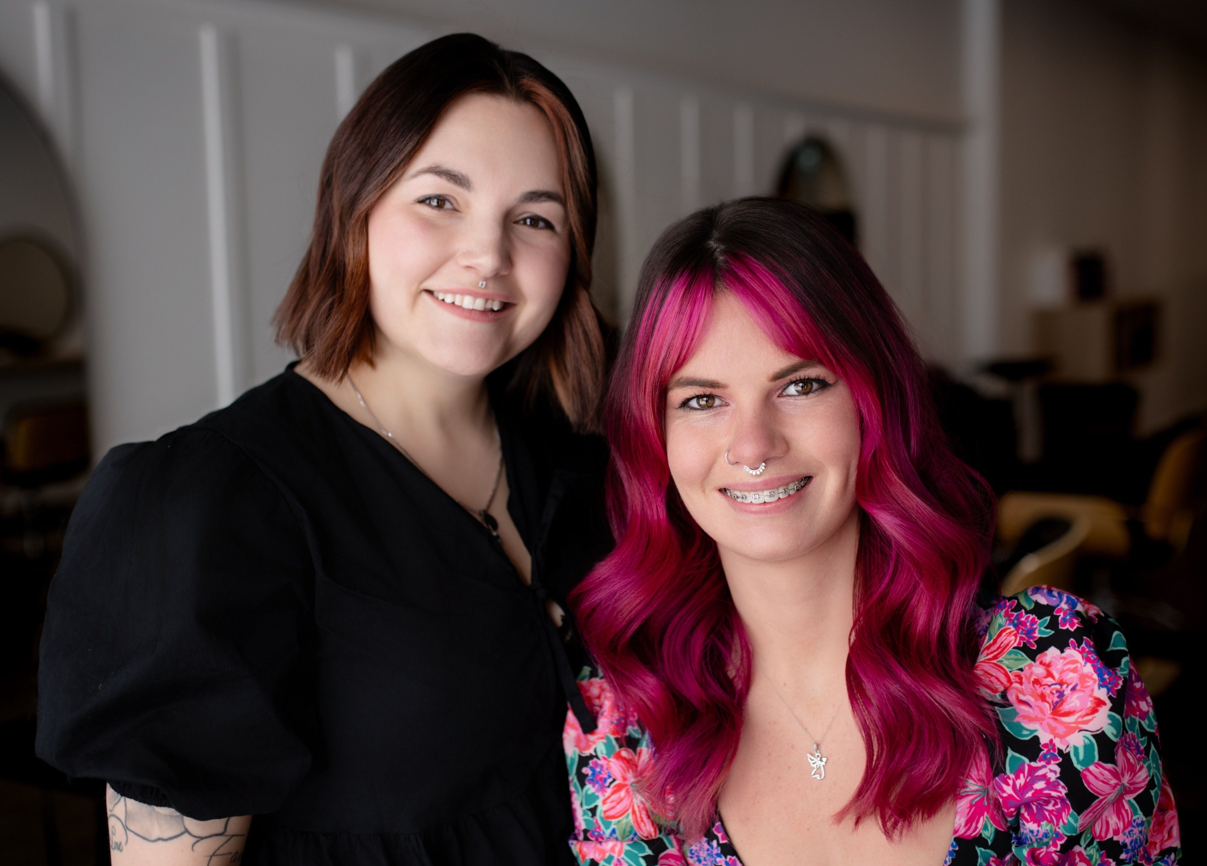 Deux coiffeuses souriantes à Chez Madame C, Granby, Québec, CA, prêtes à vous accueillir.