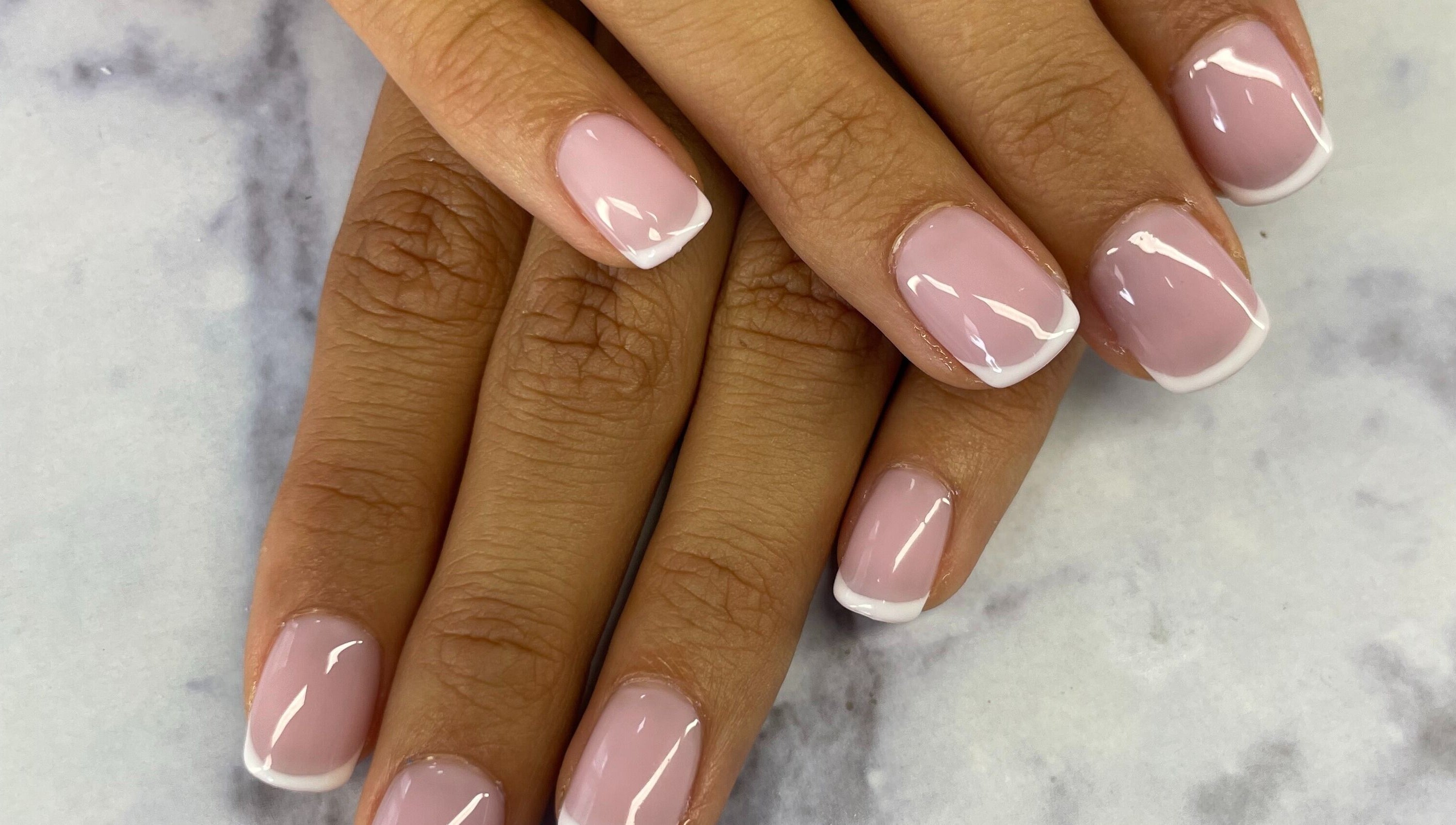 Manucure française élégante à Chez Marine, Montauban, Occitanie, FR.