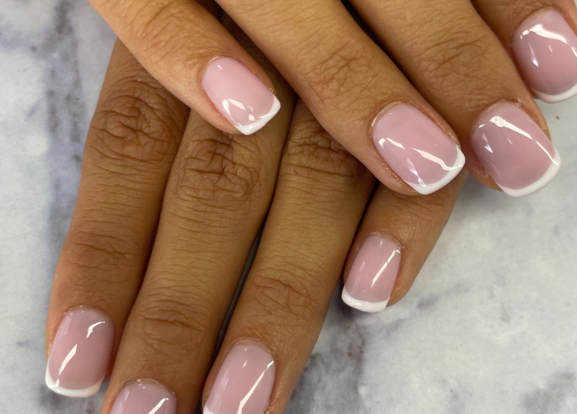 Manucure française élégante à Chez Marine, Montauban, Occitanie, FR.