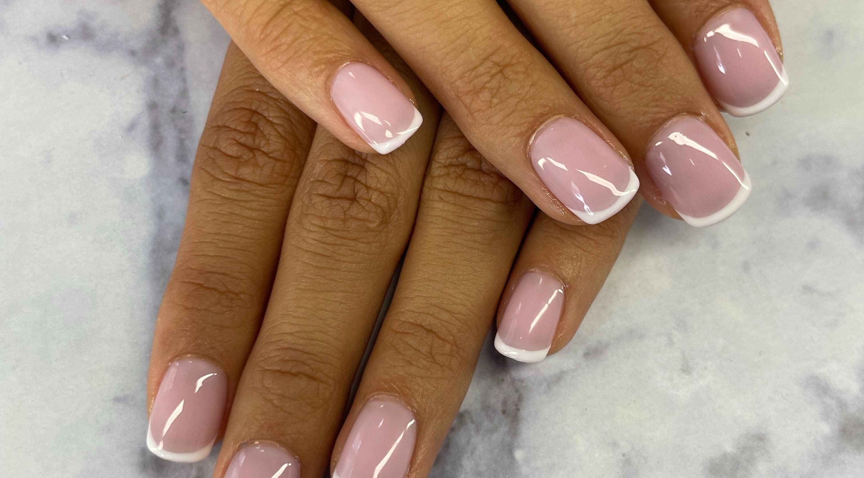 Manucure française élégante à Chez Marine, Montauban, Occitanie, FR.