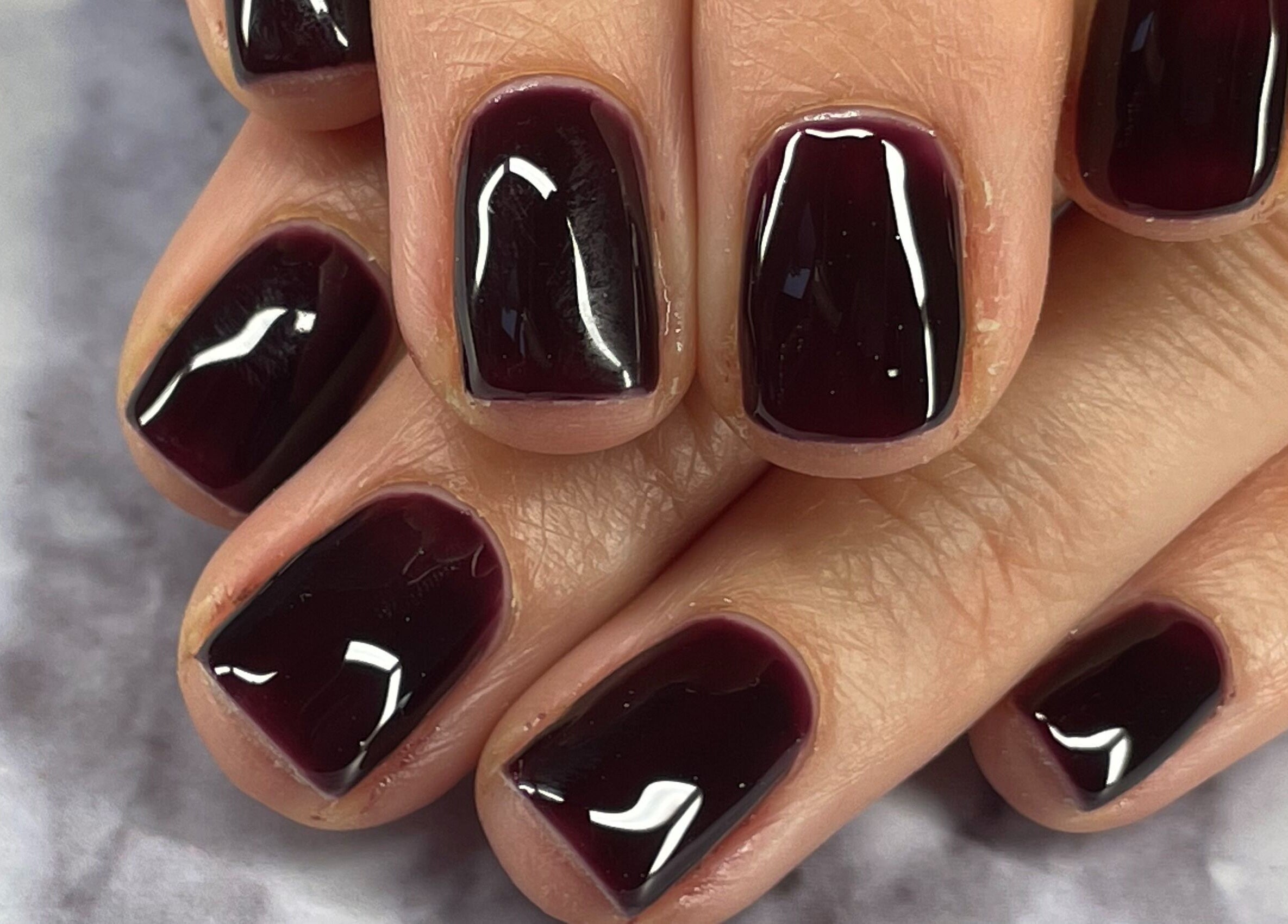 Manucure brun foncé à Chez Marine, Montauban, Occitanie, FR. Ongles chic et sophistiqués.