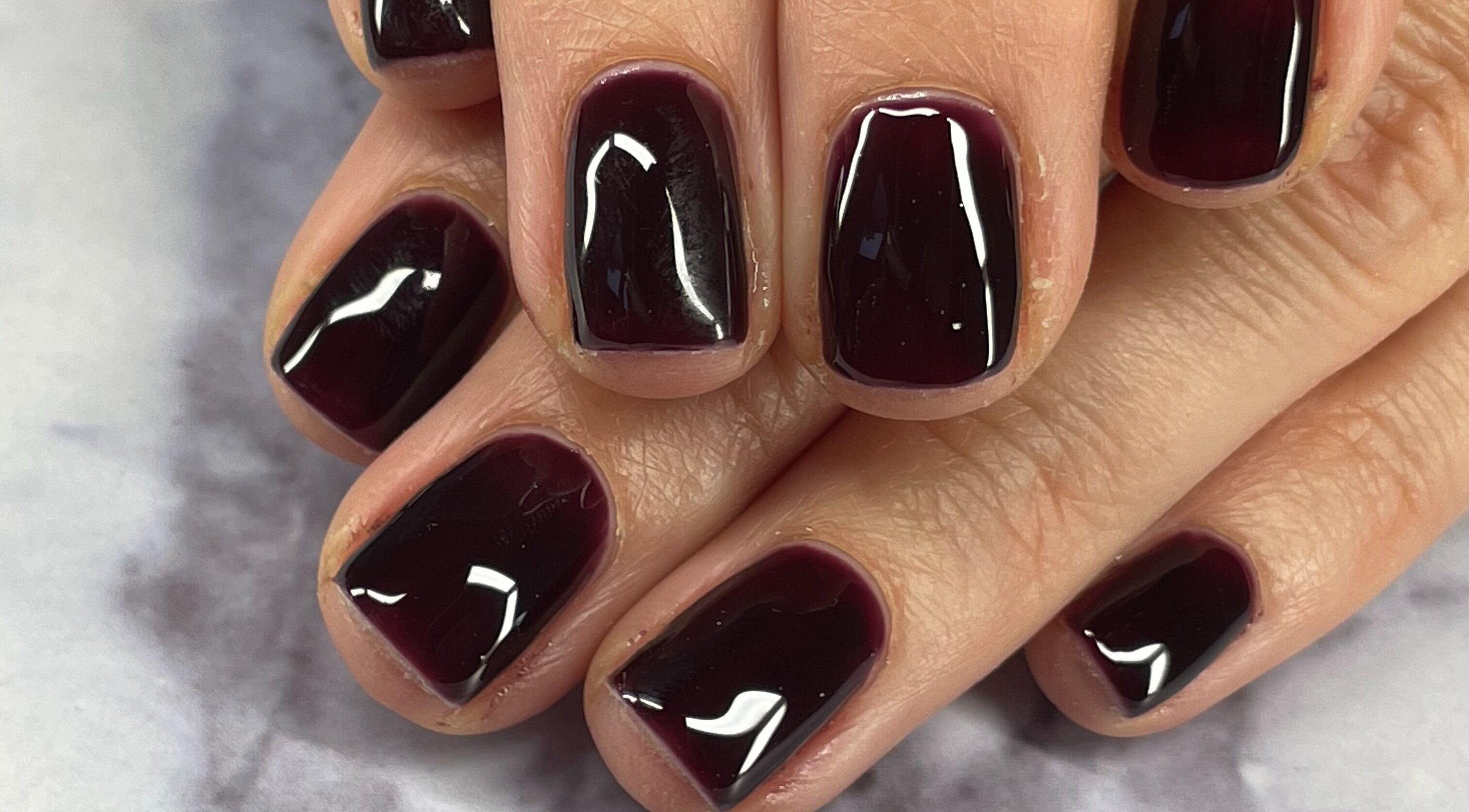 Manucure brun foncé à Chez Marine, Montauban, Occitanie, FR. Ongles chic et sophistiqués.