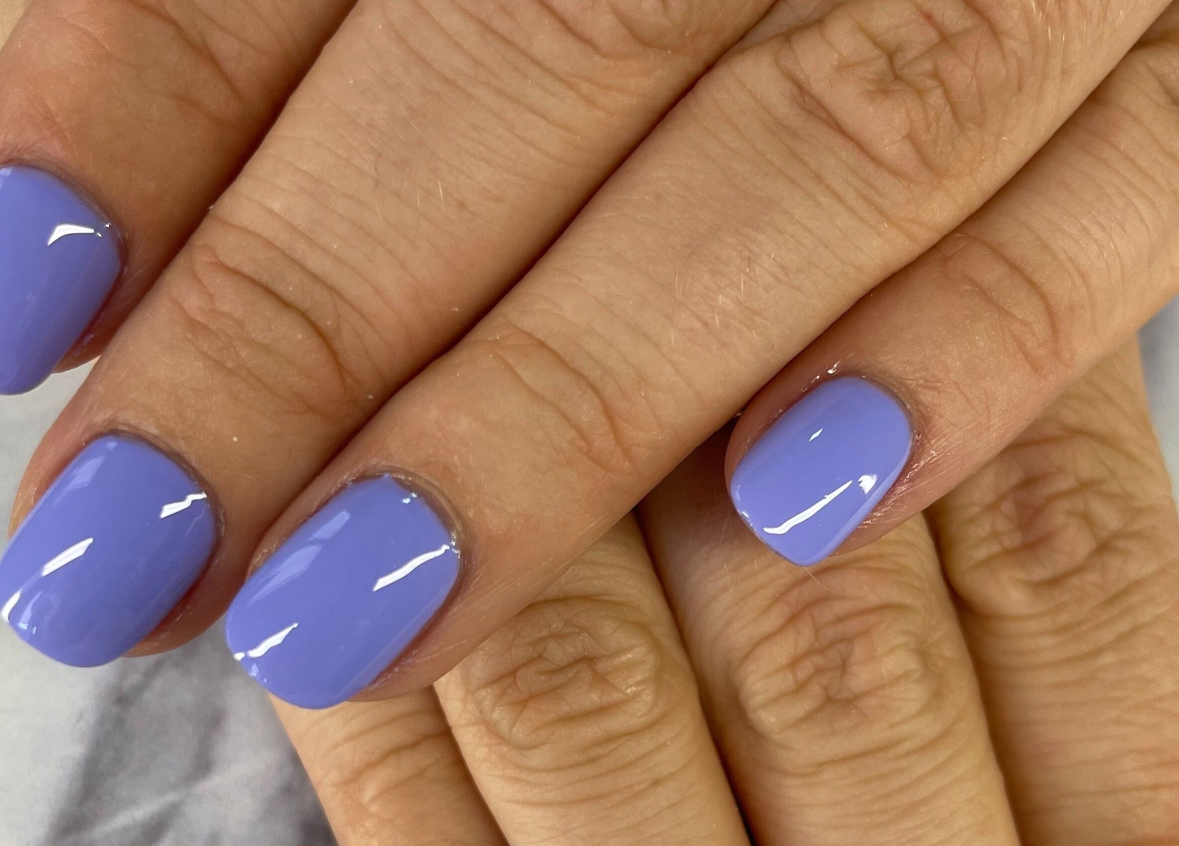 Ongles lavande impeccables chez Chez Marine à Montauban, Occitanie, FR pour un style raffiné.