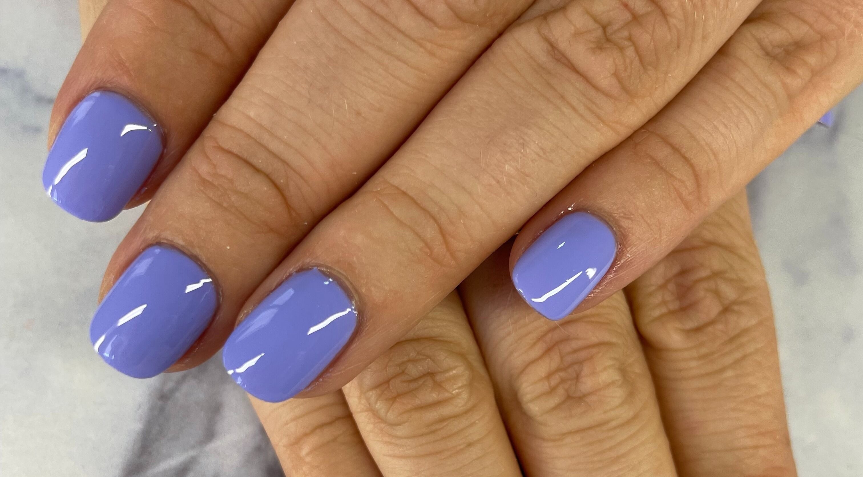 Ongles lavande impeccables chez Chez Marine à Montauban, Occitanie, FR pour un style raffiné.