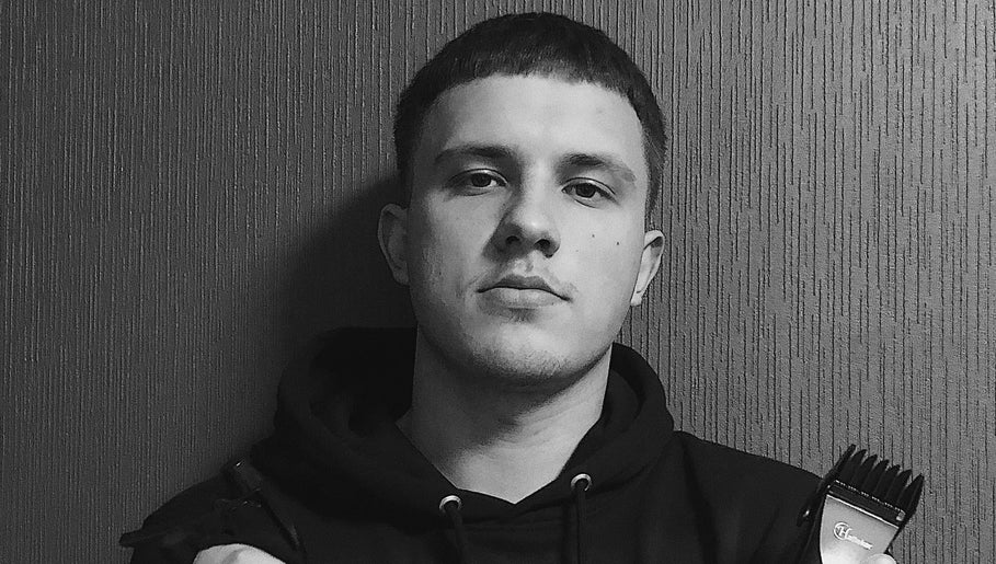 Jaunas vyras tamsiu fonu, Girdenis Barber, Kretinga, Klaipėdos Apskritis, LT.