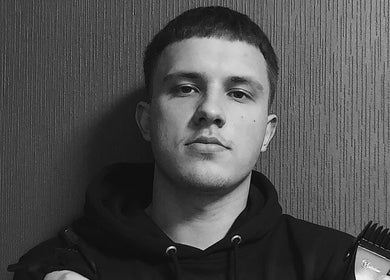 Jaunas vyras tamsiu fonu, Girdenis Barber, Kretinga, Klaipėdos Apskritis, LT.