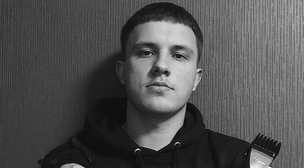 Jaunas vyras tamsiu fonu, Girdenis Barber, Kretinga, Klaipėdos Apskritis, LT.