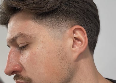 Šoninis šiuolaikinis kirpimas Girdenis Barber salone, Kretinga, Klaipėdos Apskritis, LT.