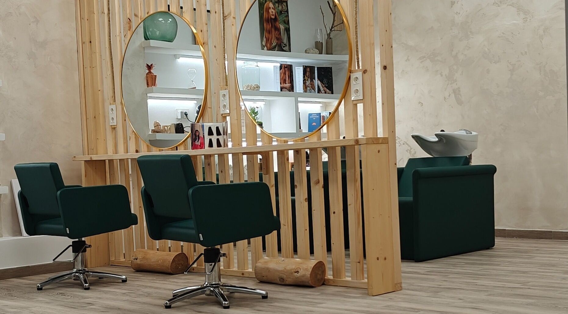 Interior moderno de Armonia Beauty & Kids en Comunidad Valenciana, ES, con espejos y sillas elegantes.