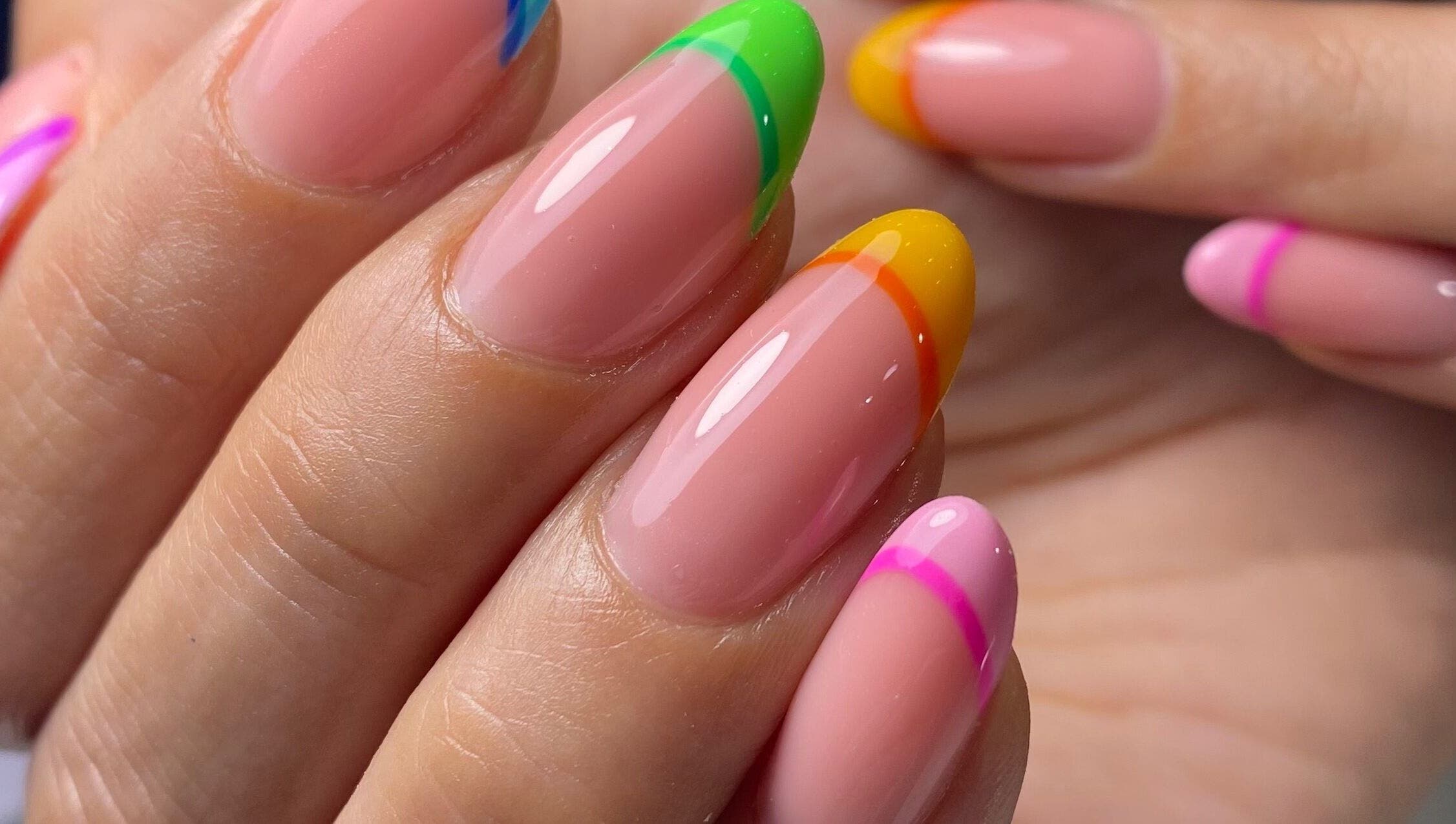 Manicura colorida en Cissy Beauty Room, Monterrey, Nuevo León, MX, destaca tonos vibrantes.