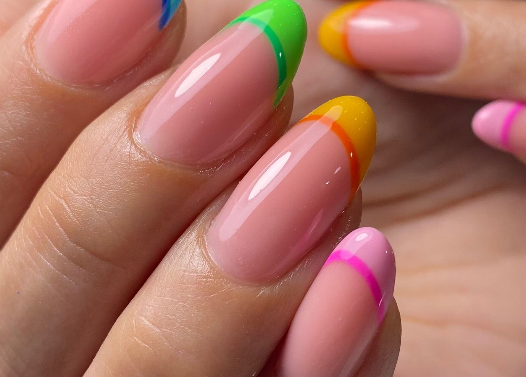 Manicura colorida en Cissy Beauty Room, Monterrey, Nuevo León, MX, destaca tonos vibrantes.