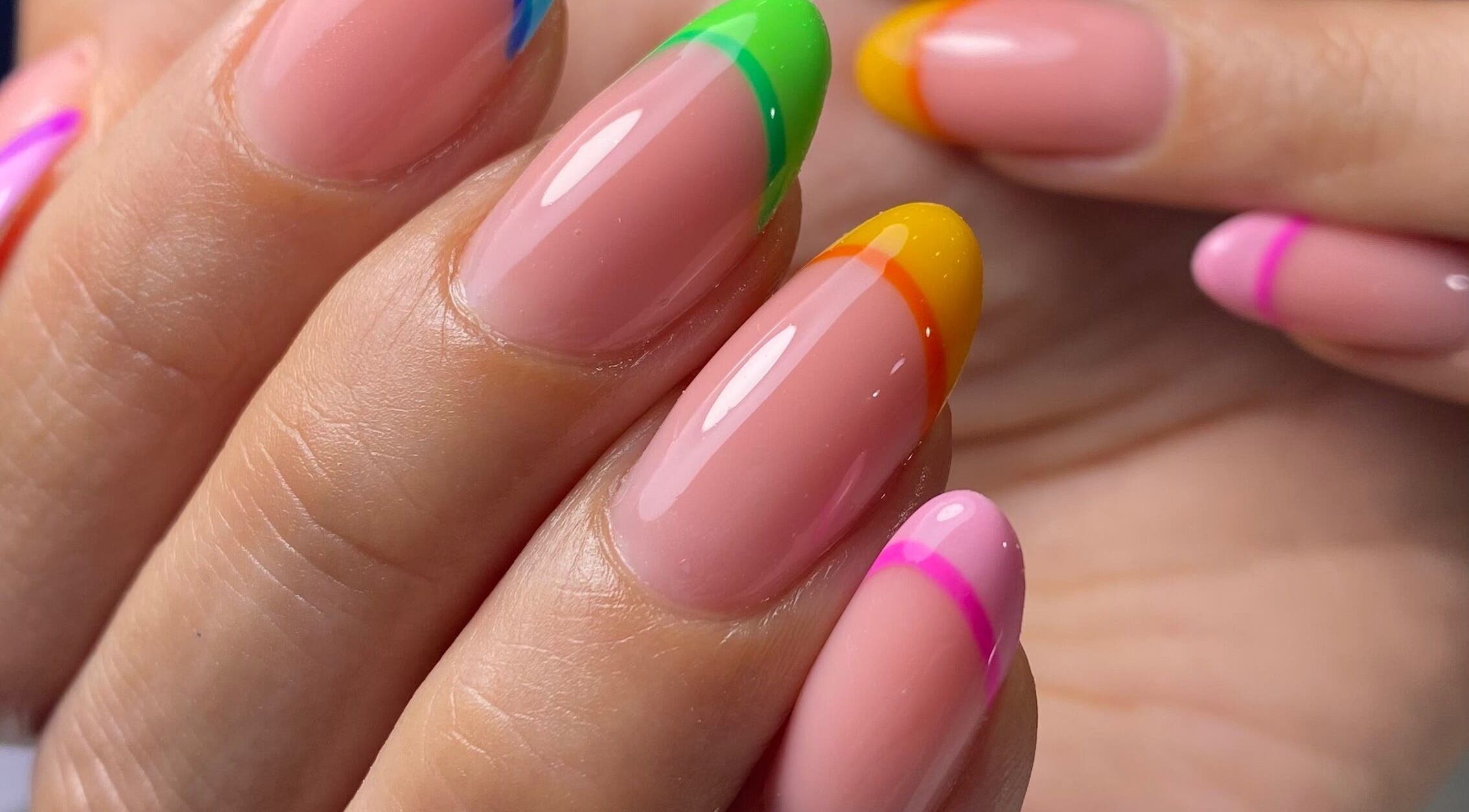 Manicura colorida en Cissy Beauty Room, Monterrey, Nuevo León, MX, destaca tonos vibrantes.