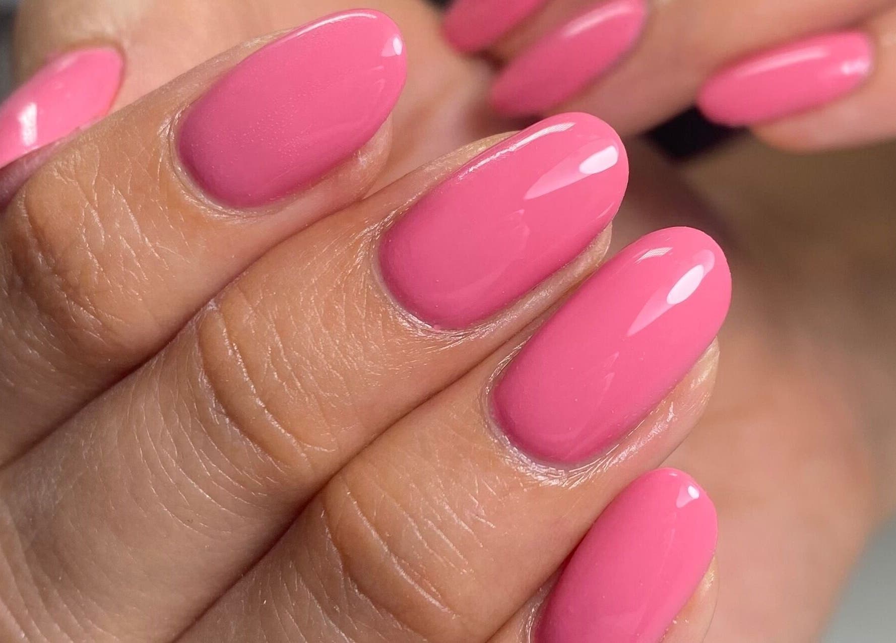 Uñas rosadas con acabado brillante en Cissy Beauty Room, Monterrey, Nuevo León, MX.