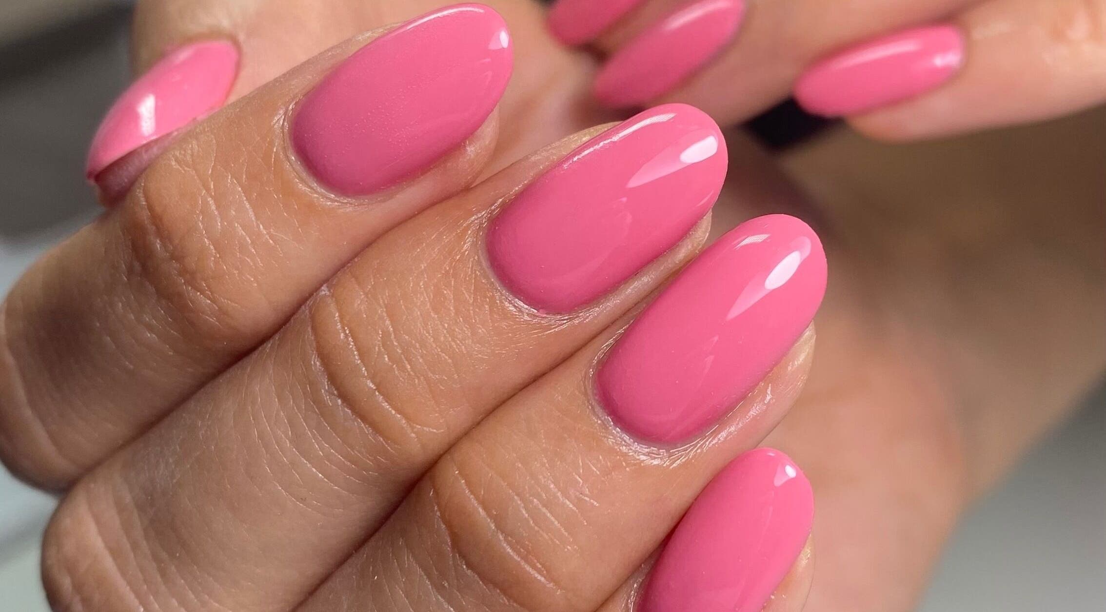 Uñas rosadas con acabado brillante en Cissy Beauty Room, Monterrey, Nuevo León, MX.