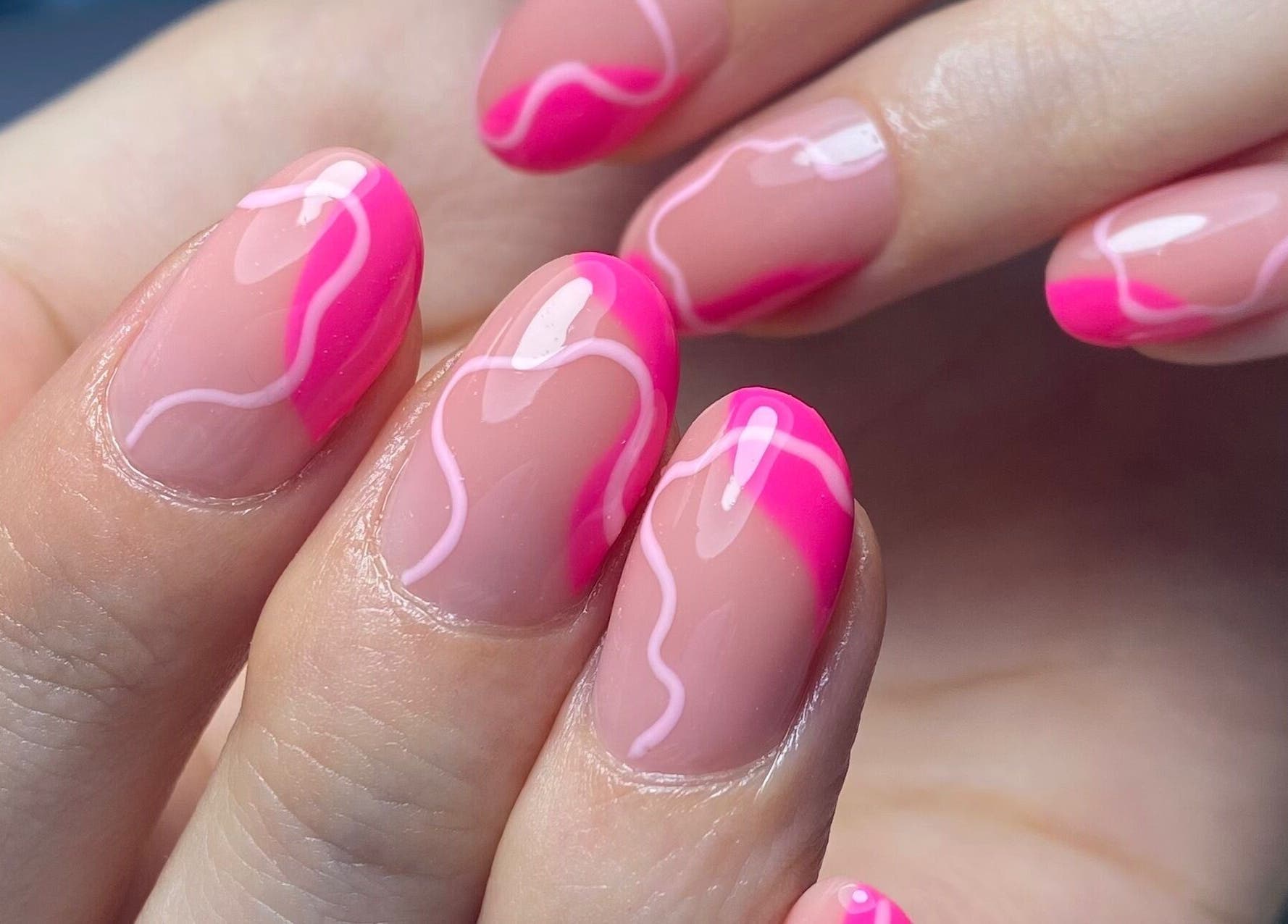 Arte de uñas rosadas en Cissy Beauty Room, Monterrey, Nuevo León, MX. Diseño moderno y vibrante.