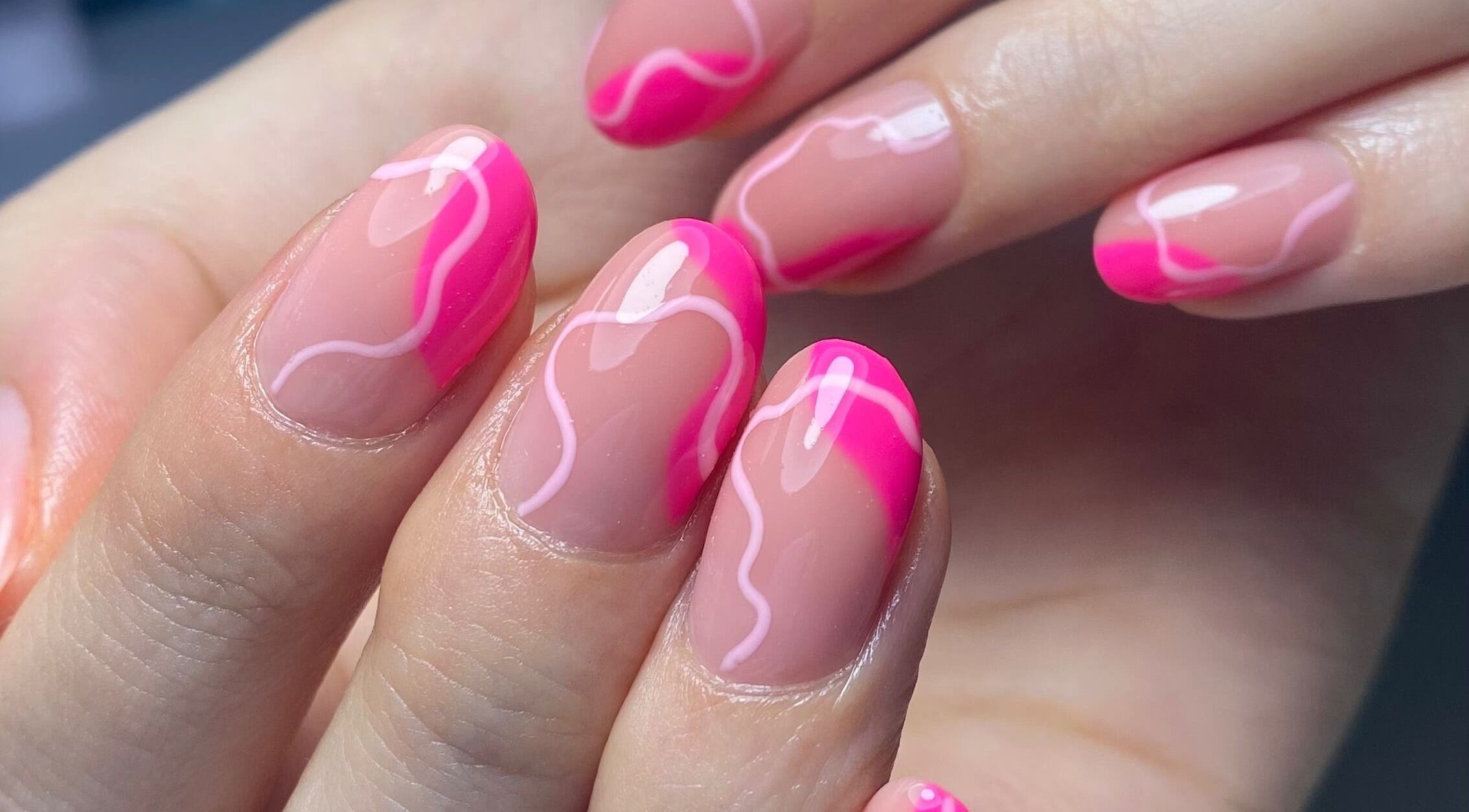 Arte de uñas rosadas en Cissy Beauty Room, Monterrey, Nuevo León, MX. Diseño moderno y vibrante.