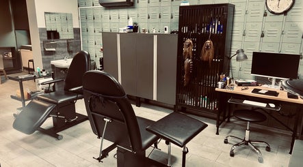 Moderní studio Piercing Ink Line v Chomutově, Ústecký Kraj, CZ s pohodlnými křesly a vybavením.