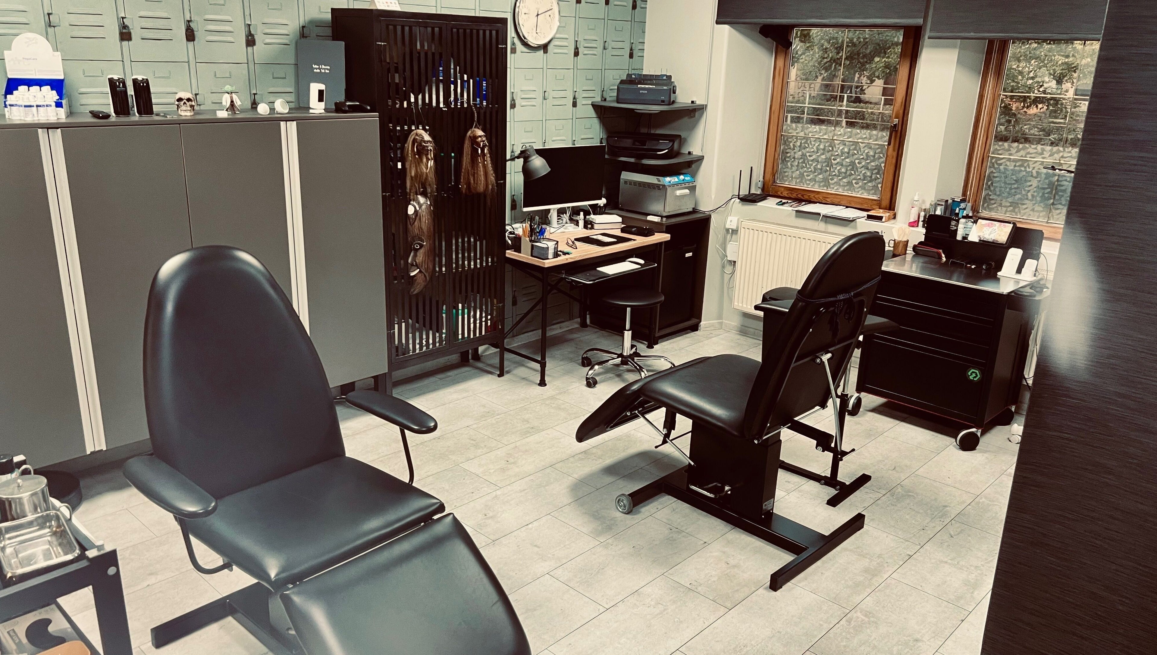 Pohodlné křeslo v Tattoo Ink Line, Chomutov, Ústecký Kraj, CZ s moderním vybavením pro tetování.