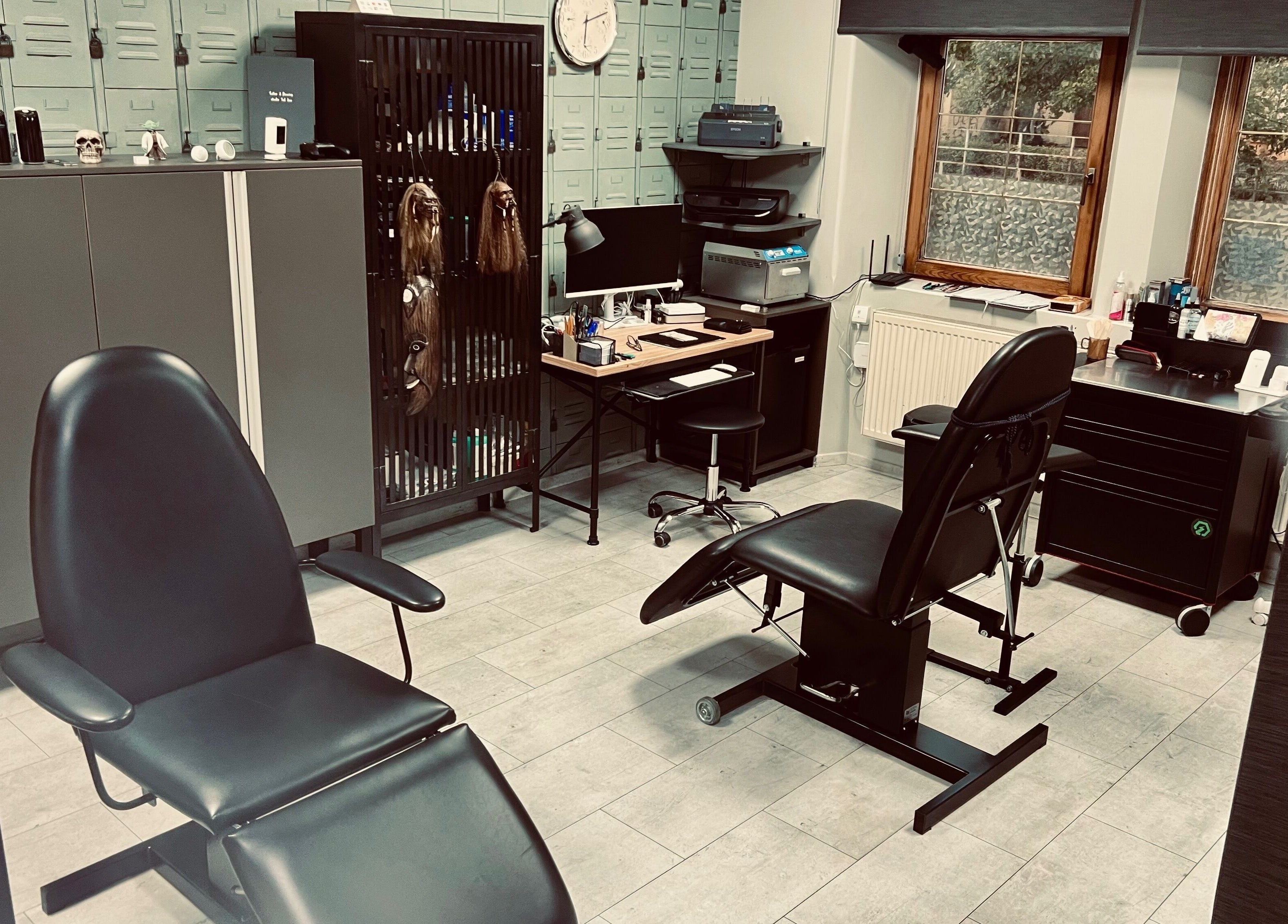 Pohodlné křeslo v Tattoo Ink Line, Chomutov, Ústecký Kraj, CZ s moderním vybavením pro tetování.