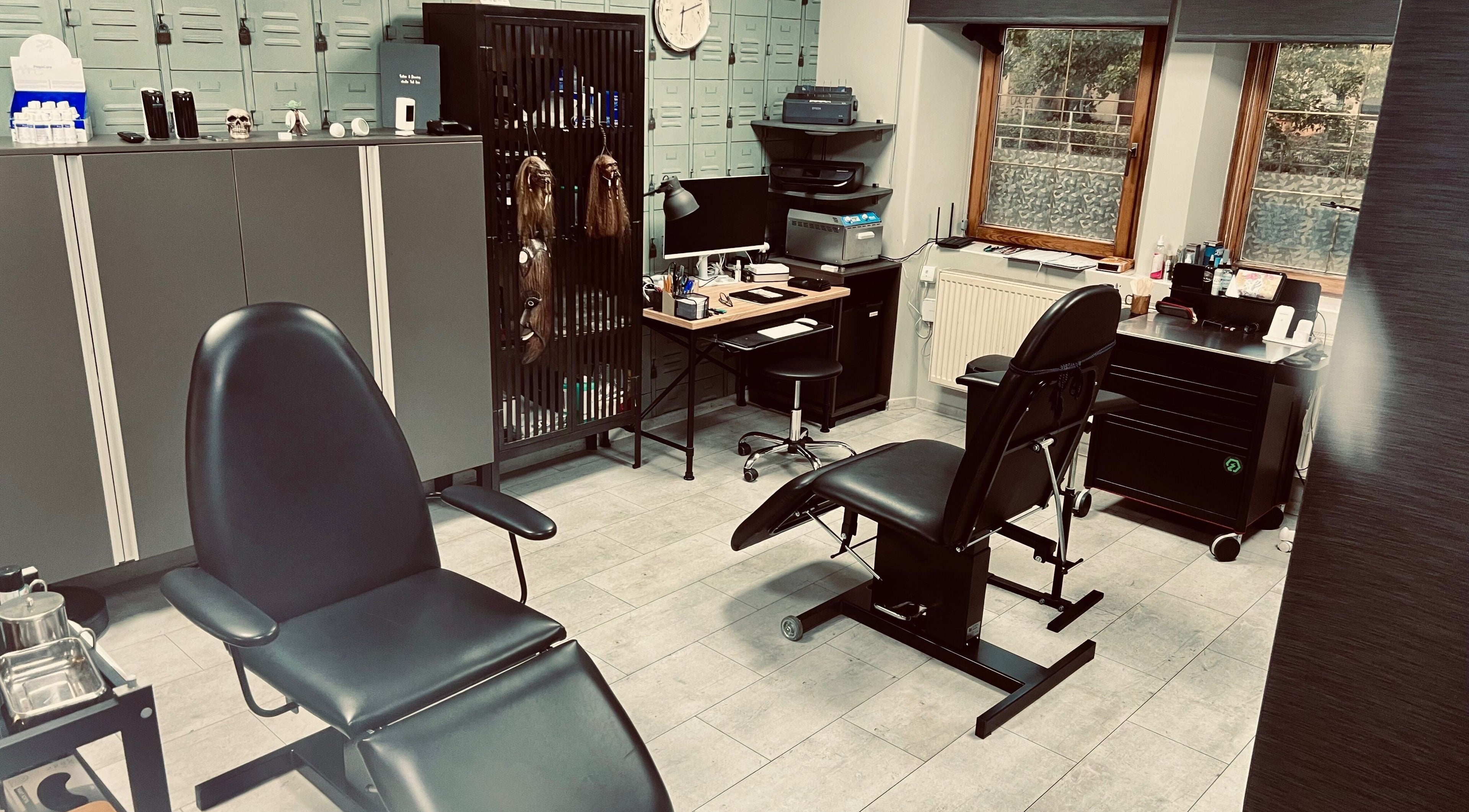 Pohodlné křeslo v Tattoo Ink Line, Chomutov, Ústecký Kraj, CZ s moderním vybavením pro tetování.