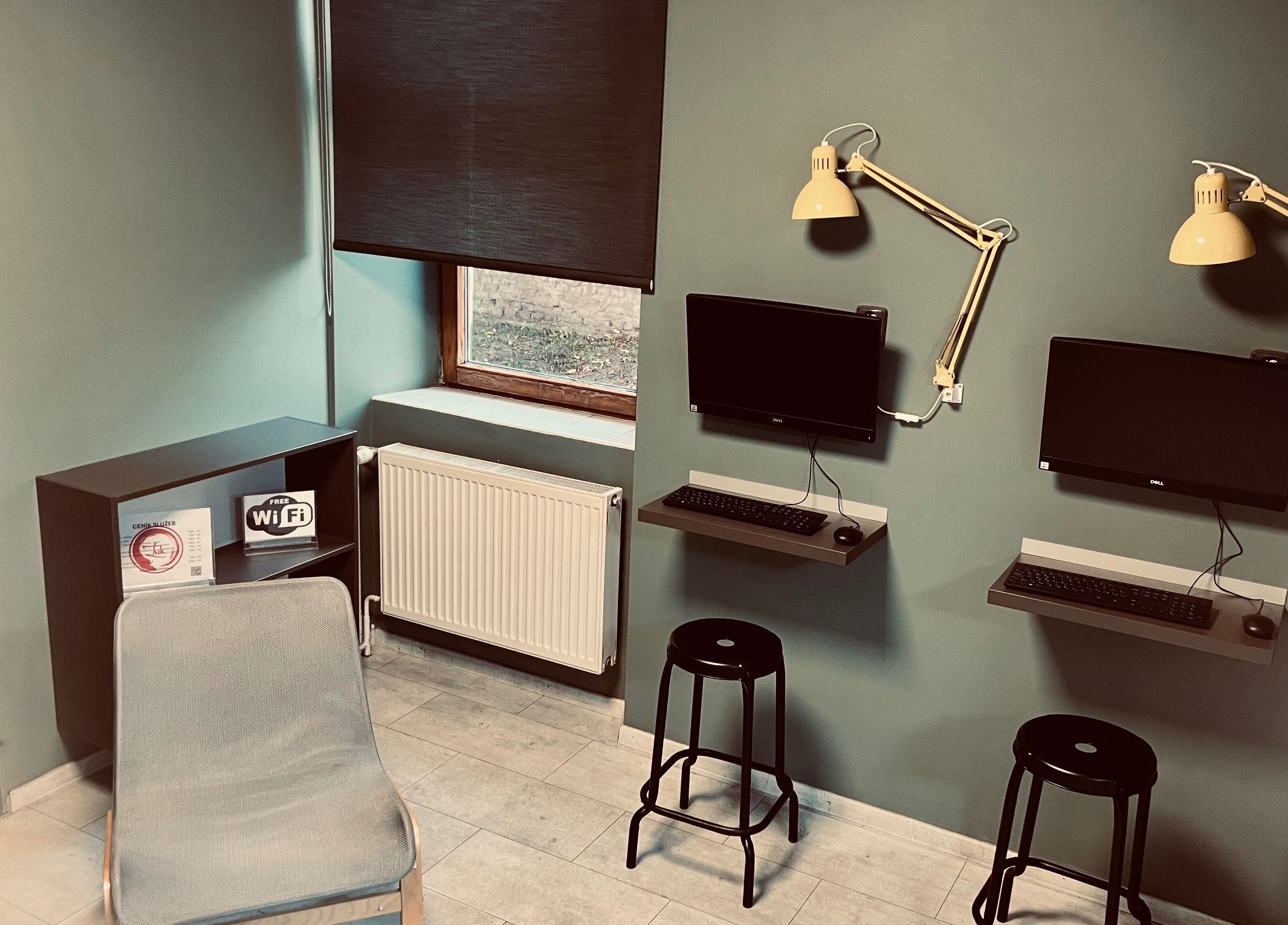 Modern interiér v Tattoo Ink Line, Chomutov, Ústecký Kraj, CZ s počítači a osvětlením.