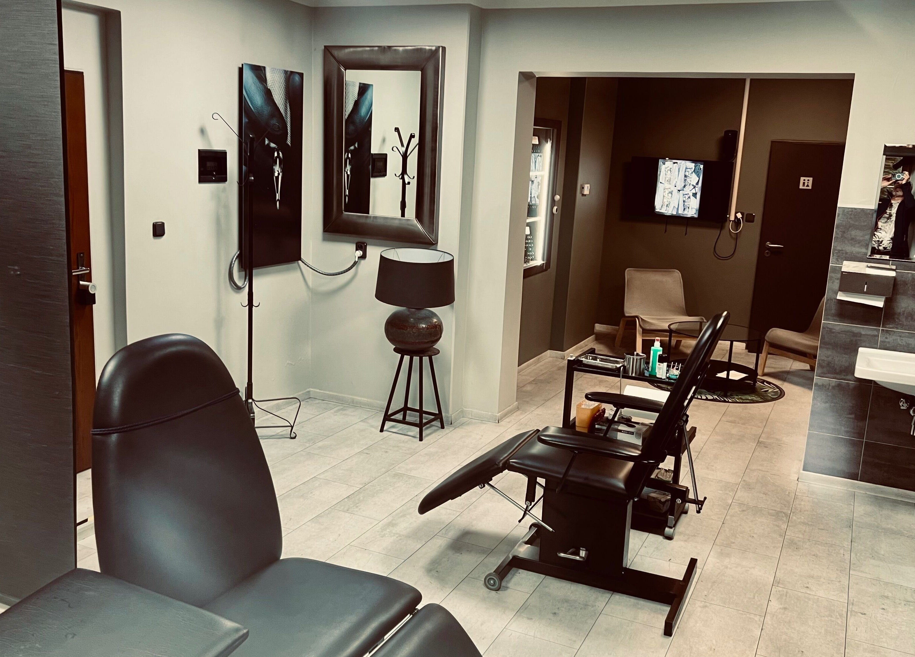 Interiér Tattoo Ink Line v Chomutově, Ústecký Kraj, CZ. Moderní zařízení a pohodlná křesla.