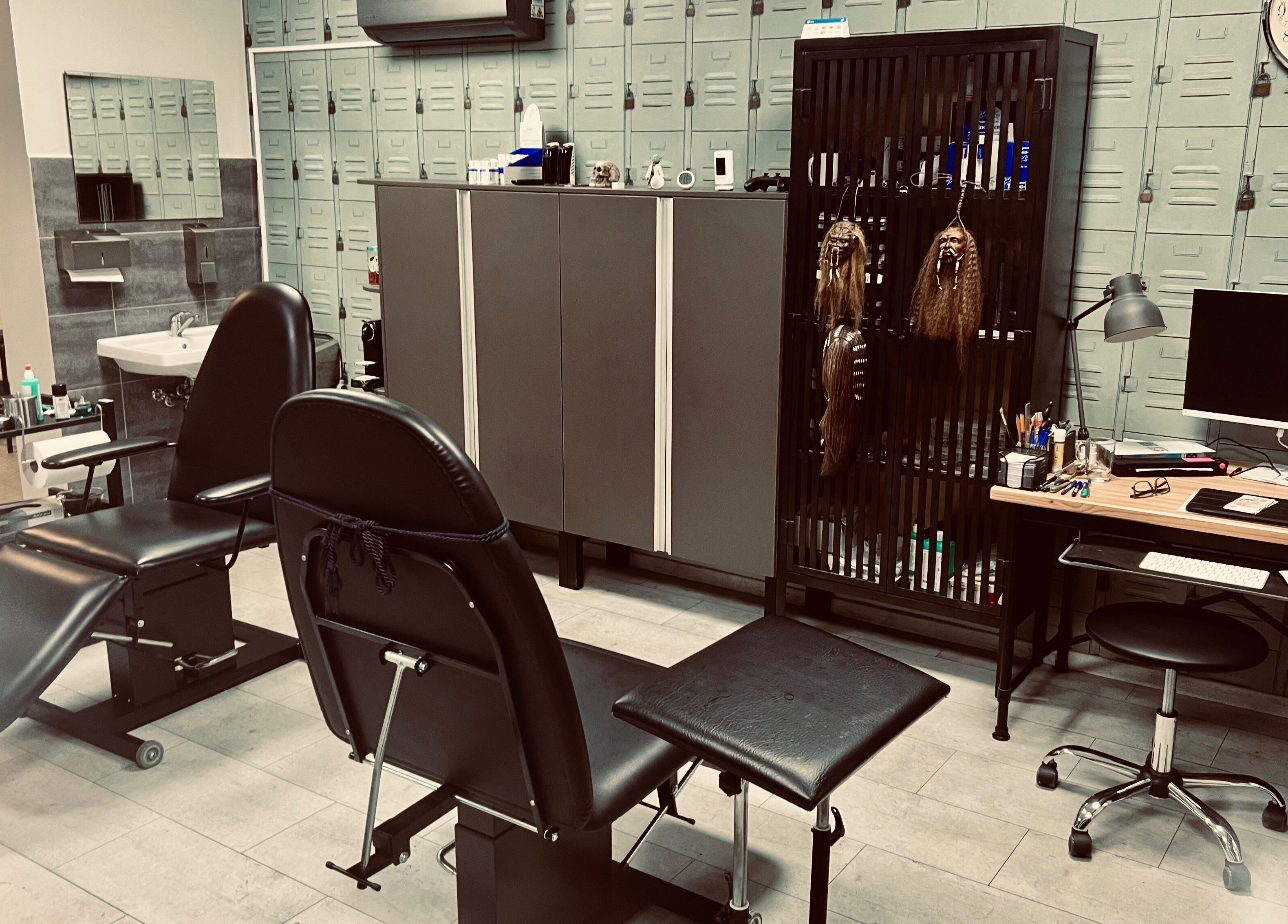 Moderní interiér studia Tattoo Ink Line v Chomutov, Ústecký Kraj, CZ s vybavením pro tetování.