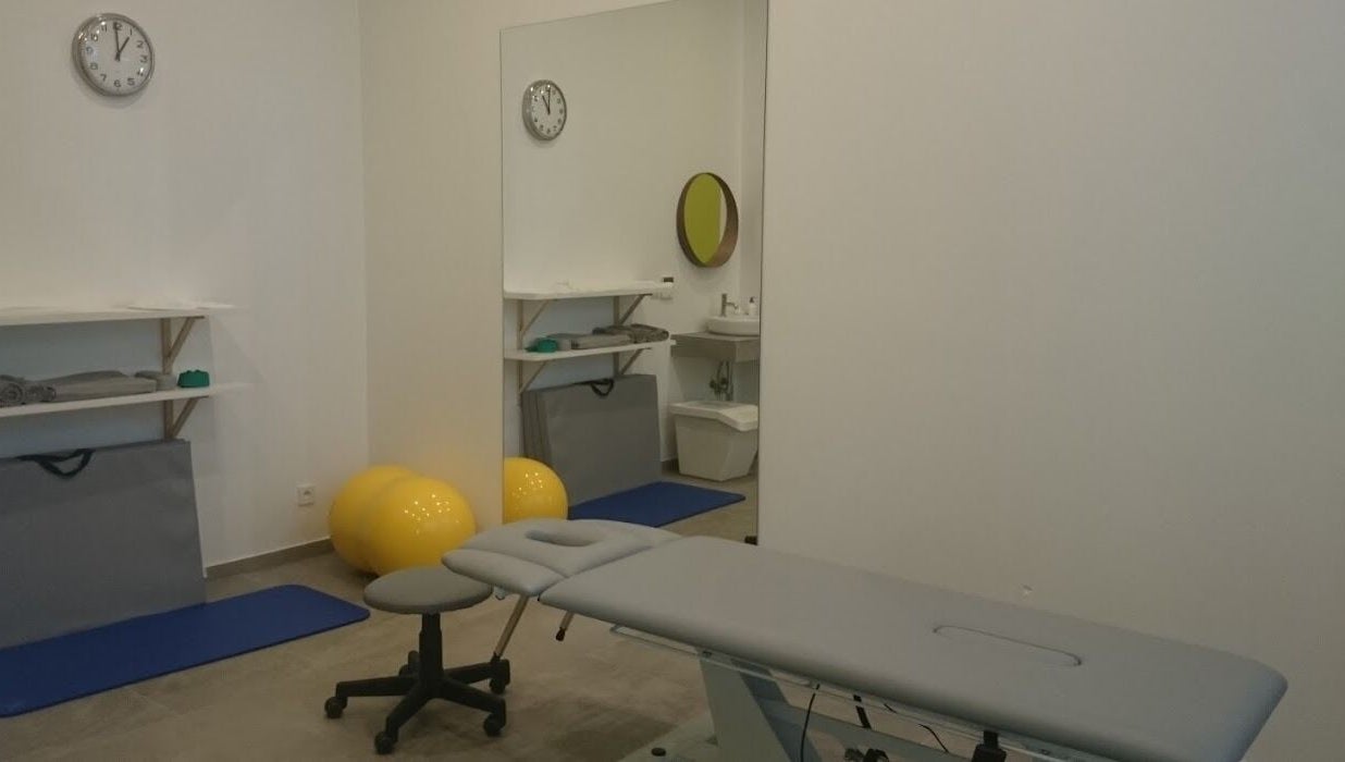 Gabinet Alan Med Gabinet Rehabilitacji I Masażu w Kraków, Województwo Małopolskie, PL z łóżkiem do masażu i sprzętem.