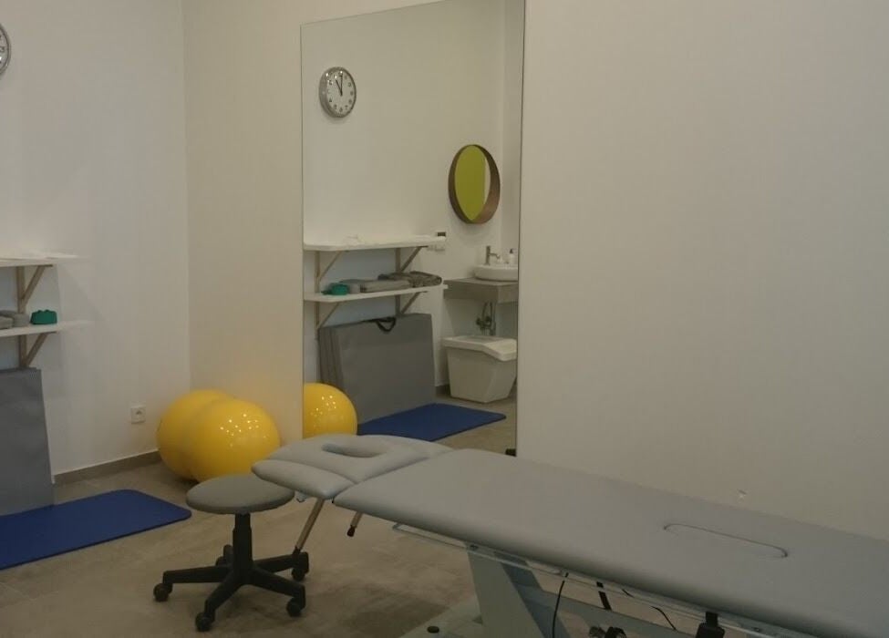 Gabinet Alan Med Gabinet Rehabilitacji I Masażu w Kraków, Województwo Małopolskie, PL z łóżkiem do masażu i sprzętem.