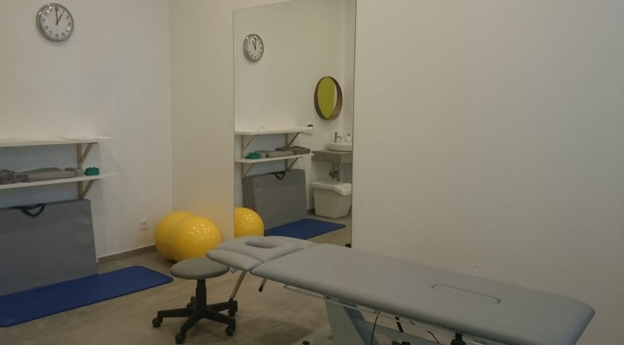 Gabinet Alan Med Gabinet Rehabilitacji I Masażu w Kraków, Województwo Małopolskie, PL z łóżkiem do masażu i sprzętem.