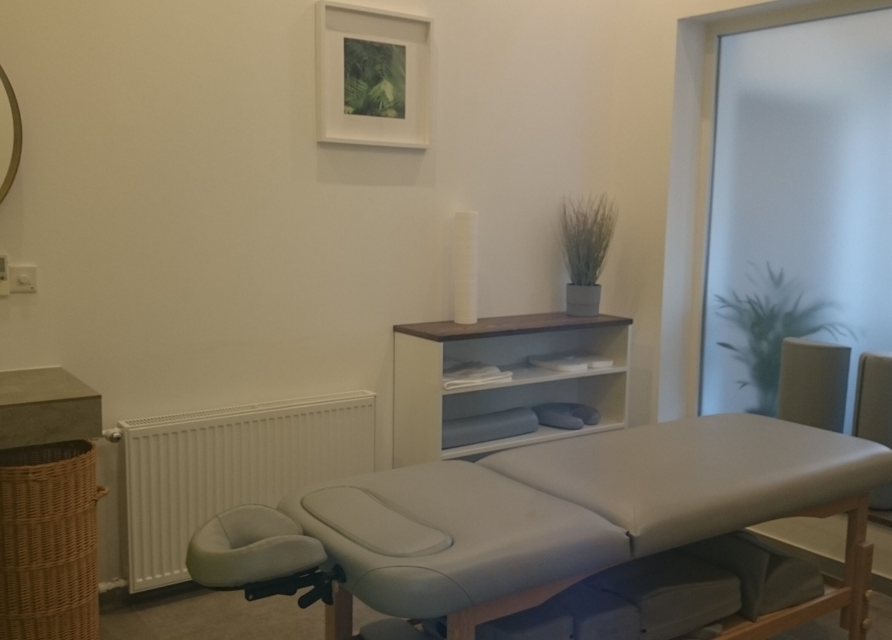 Gabinet masażu Alan Med w Krakowie, Województwo Małopolskie, z kojącym wystrojem i stołem do masażu.