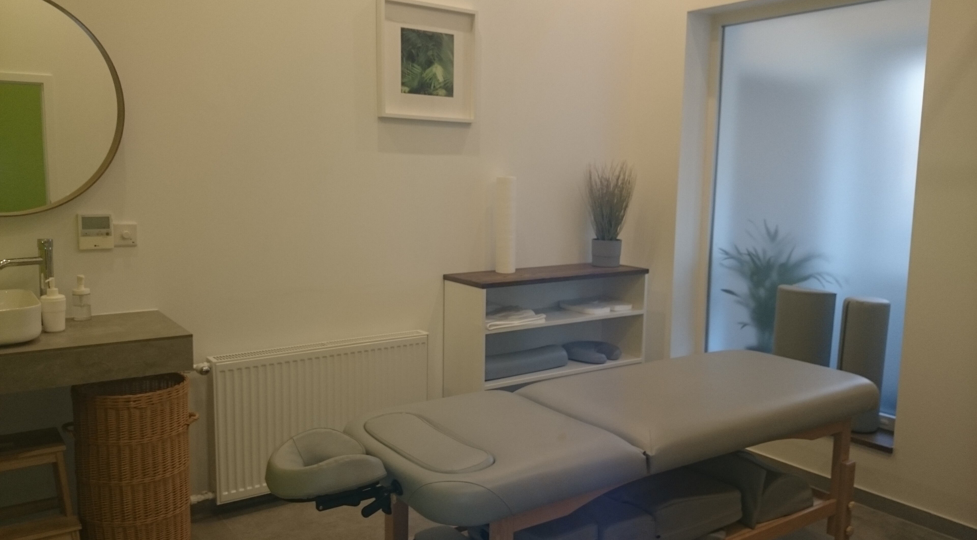 Gabinet masażu Alan Med w Krakowie, Województwo Małopolskie, z kojącym wystrojem i stołem do masażu.