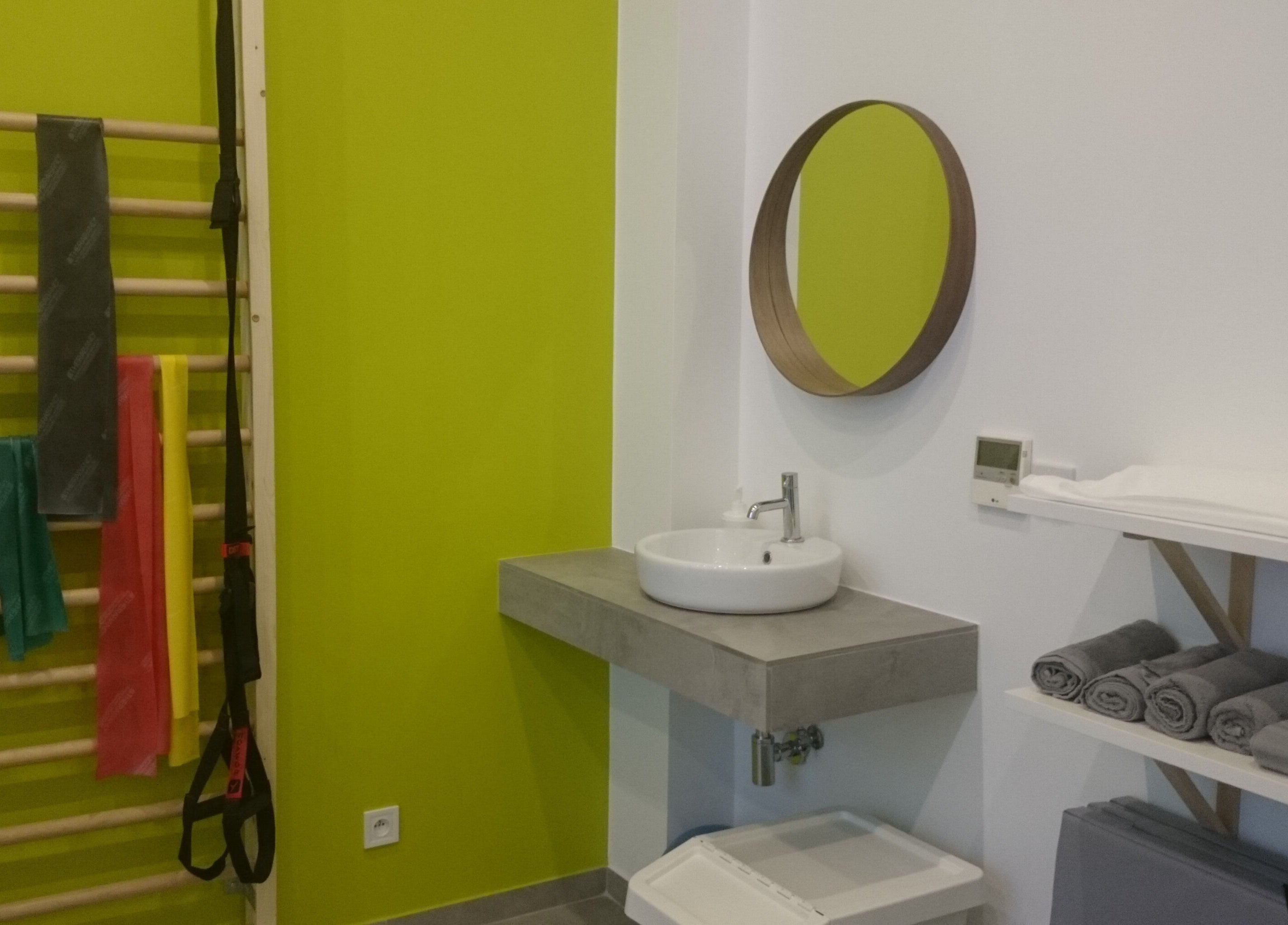 Nowoczesne wnętrze gabinetu Alan Med Gabinet Rehabilitacji I Masażu w Krakowie, Województwo Małopolskie, PL.