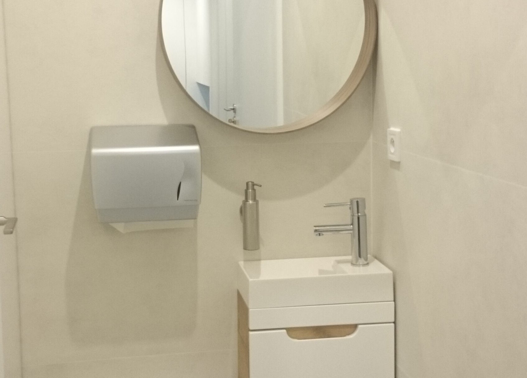 Nowoczesna toaleta w Alan Med Gabinet Rehabilitacji I Masażu w Kraków, Województwo Małopolskie, PL.