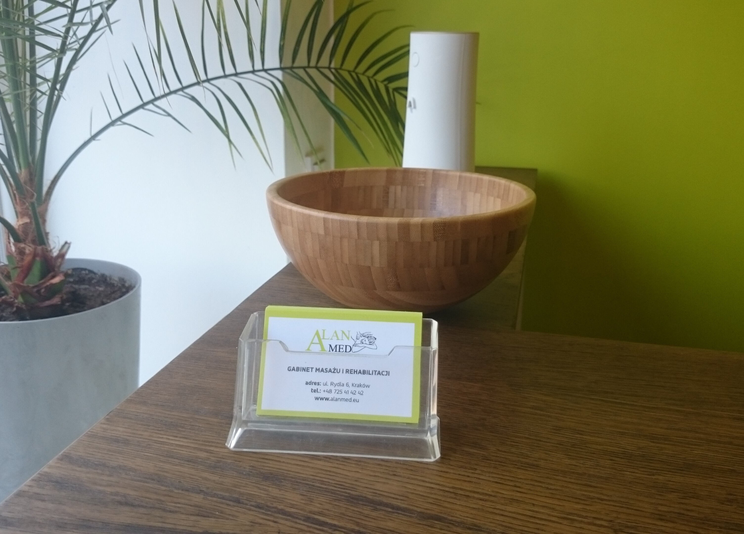Wnętrze Alan Med Gabinet Rehabilitacji I Masażu w Kraków, Województwo Małopolskie z drewnianą miską.