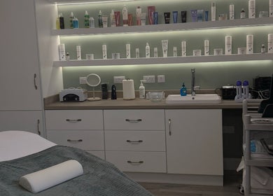 Косметический кабинет в Unveil Beauty, Derrybeg, County Donegal, IE с современным оборудованием и уходовыми средствами.