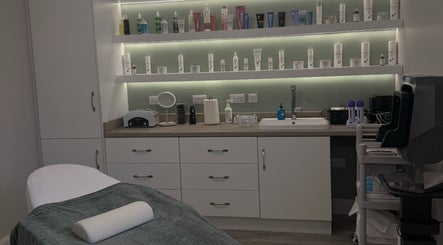 Косметический кабинет в Unveil Beauty, Derrybeg, County Donegal, IE с современным оборудованием и уходовыми средствами.