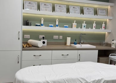 Уютная комната с массажным столом в Unveil Beauty, Деррибег, графство Донегол, IE.