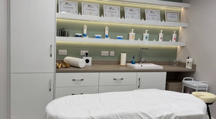 Уютная комната с массажным столом в Unveil Beauty, Деррибег, графство Донегол, IE.