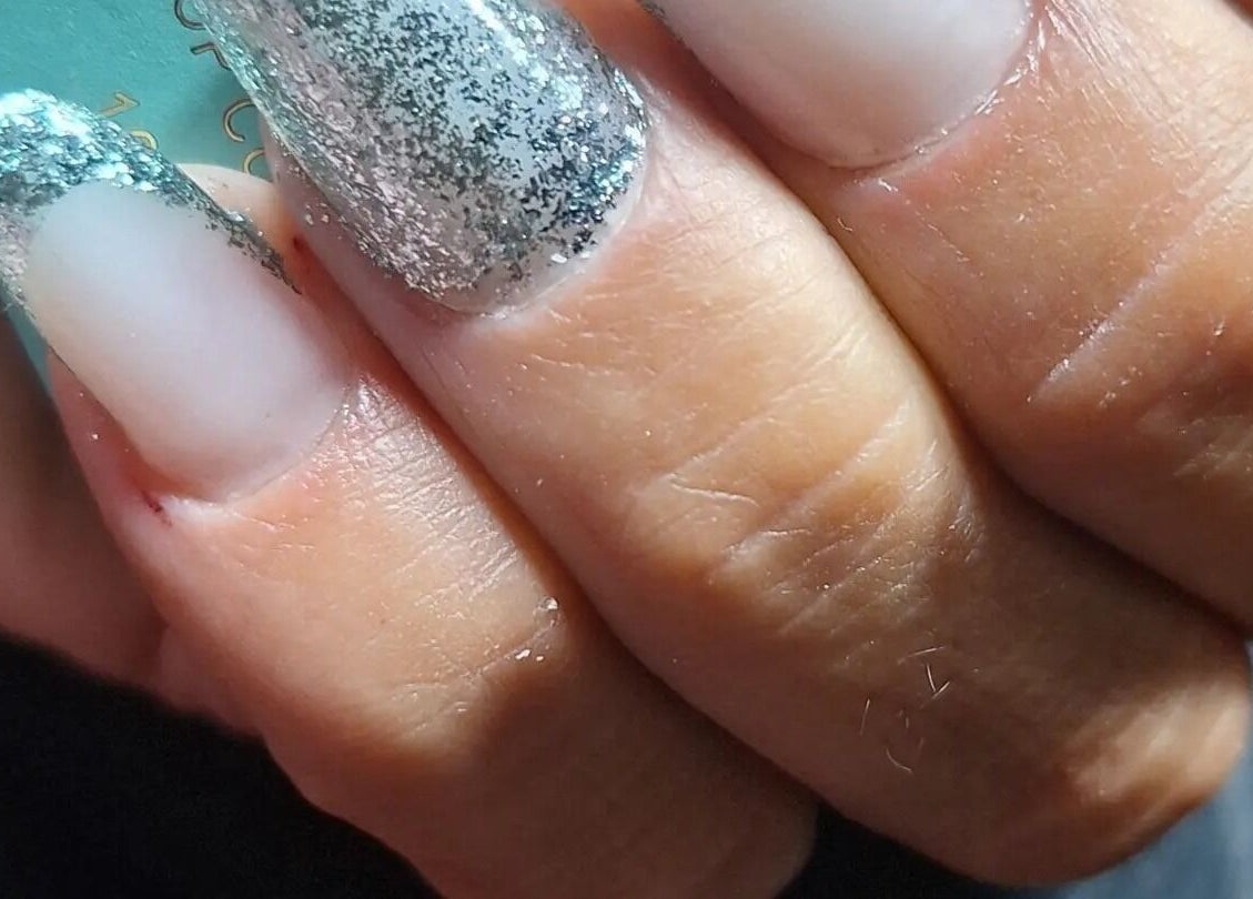Ongles avec vernis argenté à Titia Nail's, Sigean, Occitanie, FR. Élégance et brillance contemporaine.