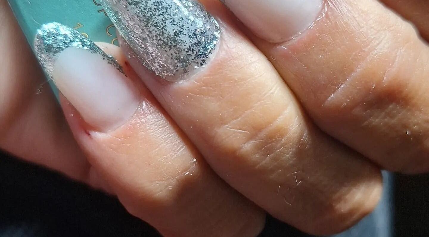 Ongles avec vernis argenté à Titia Nail's, Sigean, Occitanie, FR. Élégance et brillance contemporaine.