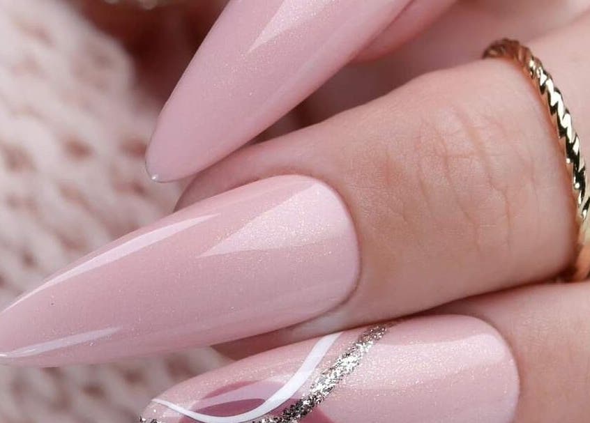 Manucure rose élégant avec des paillettes à Titia Nail's, Sigean, Occitanie, FR.