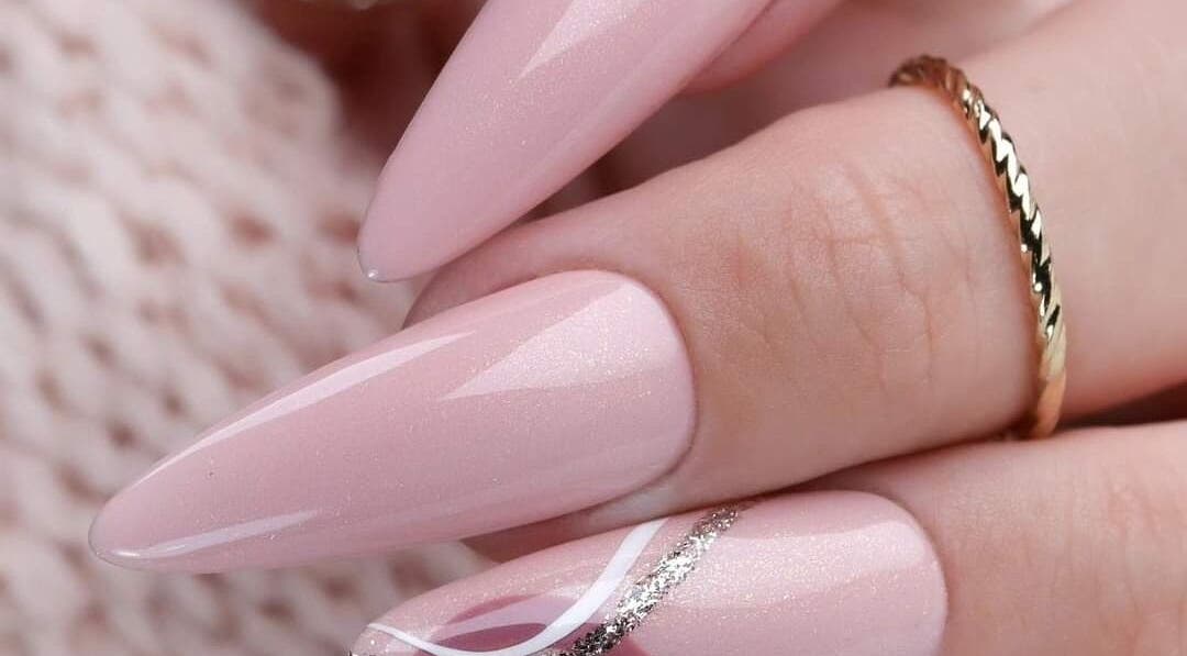 Manucure rose élégant avec des paillettes à Titia Nail's, Sigean, Occitanie, FR.