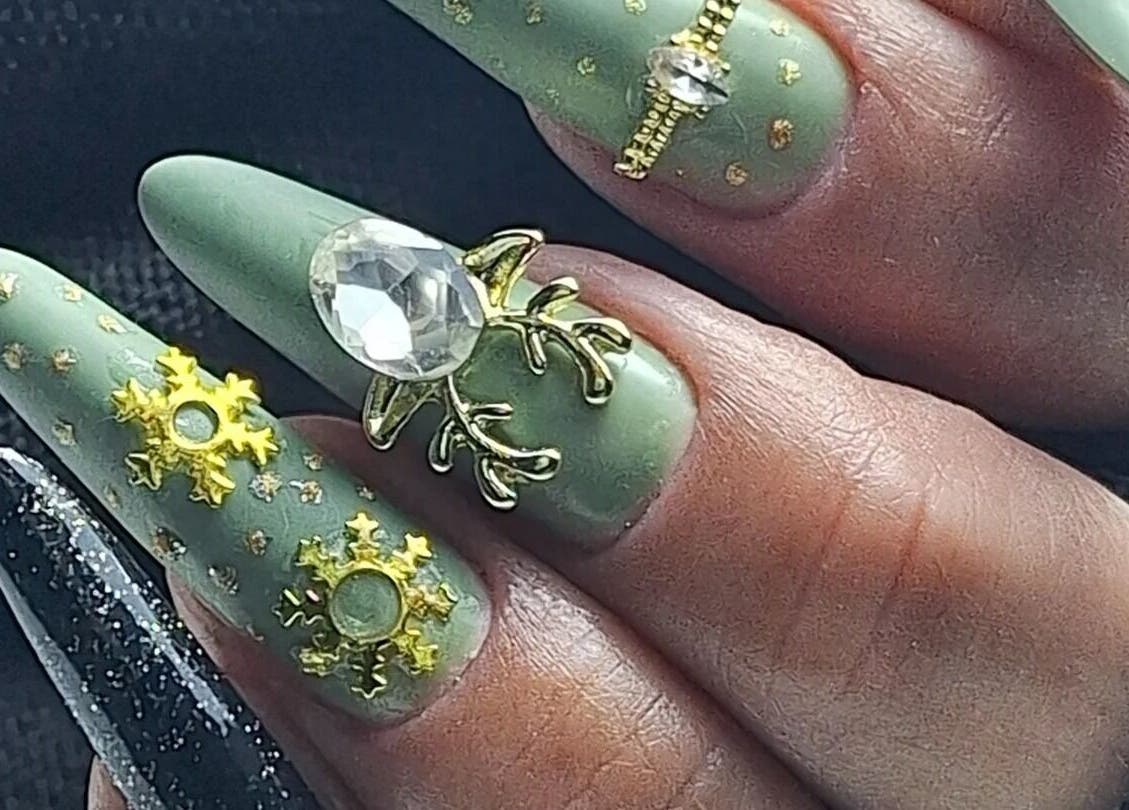 Nail art chic avec bijoux dorés à Titia Nail's, Sigean, Occitanie, FR.